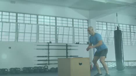 animación de focos de lentes sobre un hombre calvo caucásico practicando ejercicios pliométricos en una caja en el gimnasio