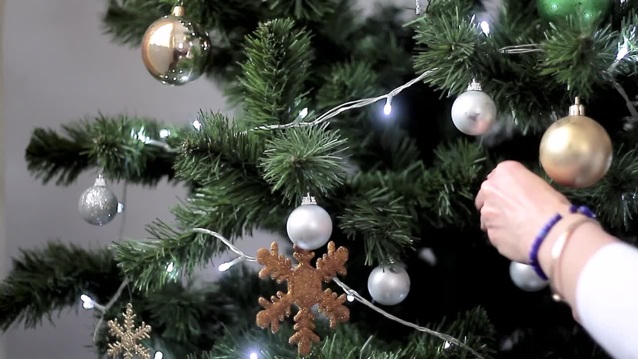 árbol de navidad verde con bolas de navidad decorativas con fondo gris almacen de video