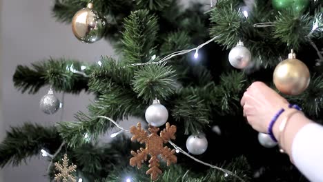 Grüner-Weihnachtsbaum-Mit-Dekorativen-Weihnachtskugeln-Mit-Grauem-Hintergrund-Stock-Video