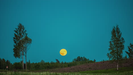 Lapso-De-Tiempo-De-La-Luna-Saliendo-Y-Cruzando-El-Cielo-Mientras-Cae-La-Noche