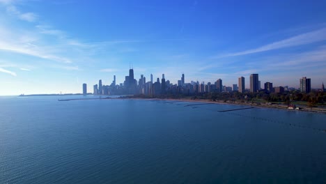 Horizonte-De-La-Ciudad-De-Chicago-Bajo-Imágenes-De-Drones-De-Cielo-Azul-Brillante