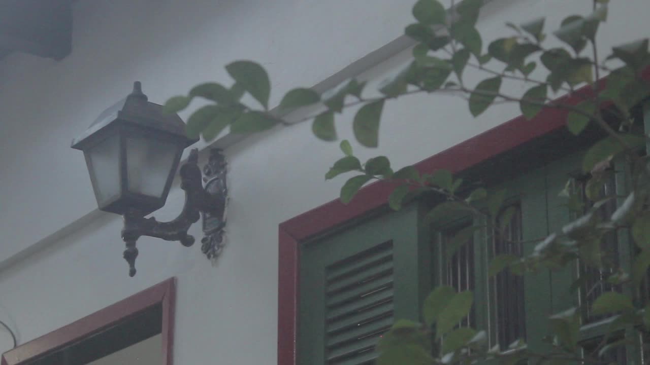 Una casa di paese con un vecchio lampadario che viene acceso nel pomeriggio.