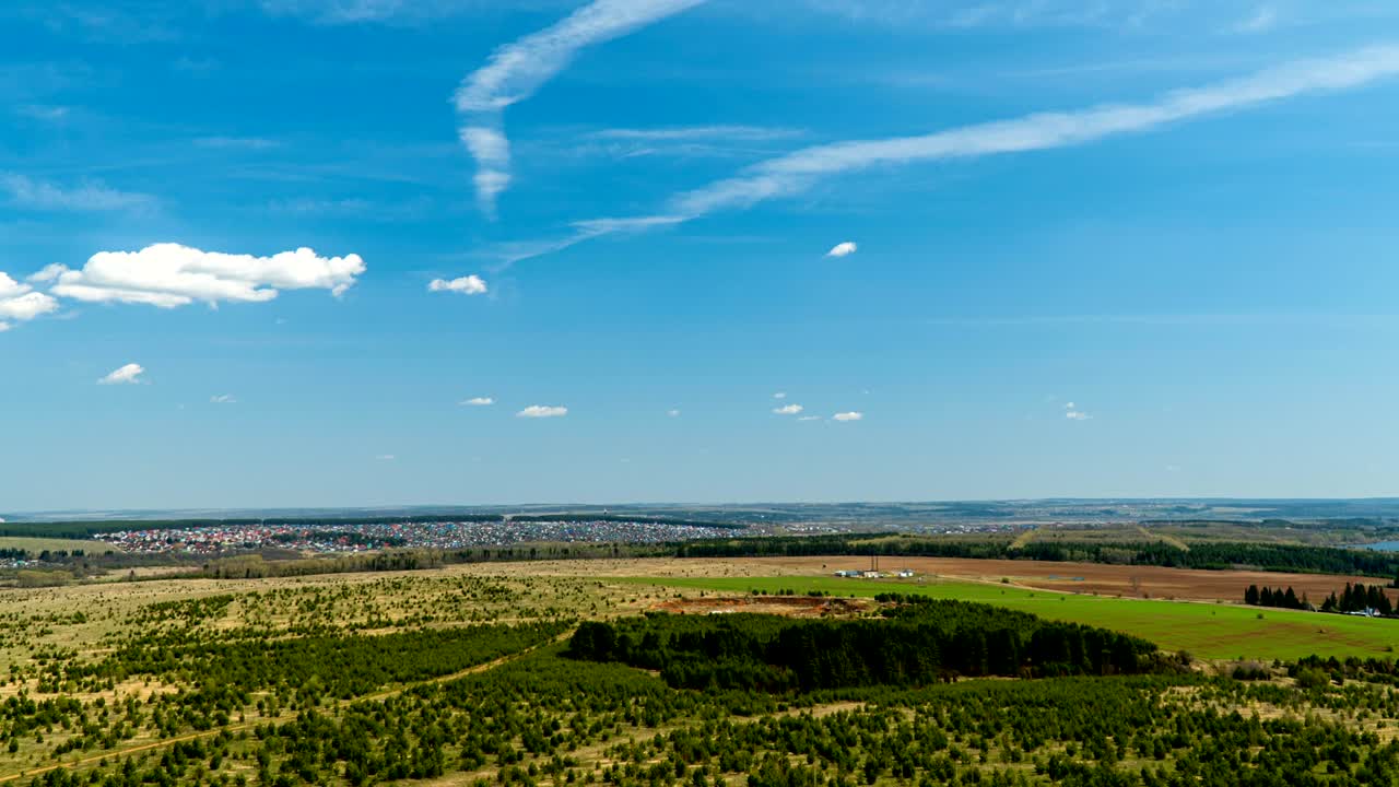 video aéreo de un hermoso paisaje de verano, volando sobre el terreno plano, lapso de tiempo, hermoso panorama de verano desde la vista de un pájaro, bucle de video
