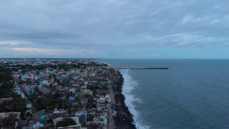 Vista-Aérea-De-4k-De-Un-Faro-Cerca-Del-Puerto-Del-Puerto-Disparado-Con-Un-Dron-En-Pondicherry,-India