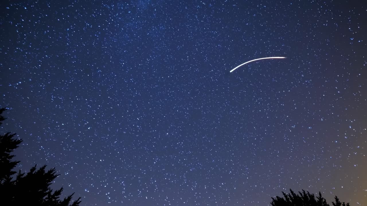 Un cielo nocturno hipnótico repleto de estrellas, capturado desde una perspectiva de ángulo bajo