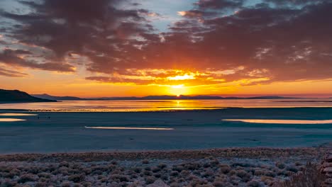 El-Sol-Se-Pone-Más-Allá-De-La-Costa-De-La-Isla-Antílope-En-El-Centro-De-Utah---Lapso-De-Tiempo-Panorámico-Del-Gran-Lago-Salado