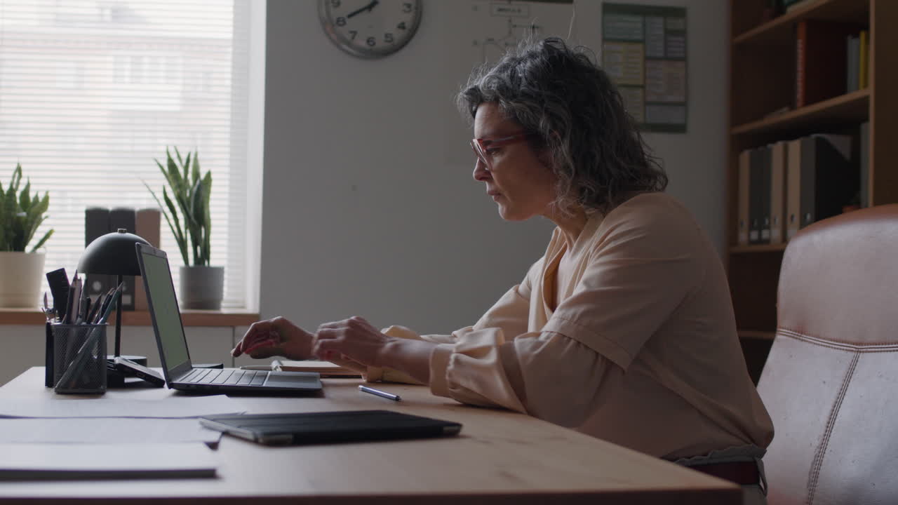 Kvinde arbejder på laptop på kontoret