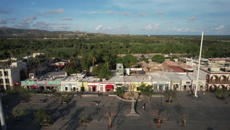 Rotationsdrohnenaufnahme-Des-Kiosk-Hauptplatzes-Von-San-Jose-Del-Cabo-In-Baja-California-Sur-Mexiko