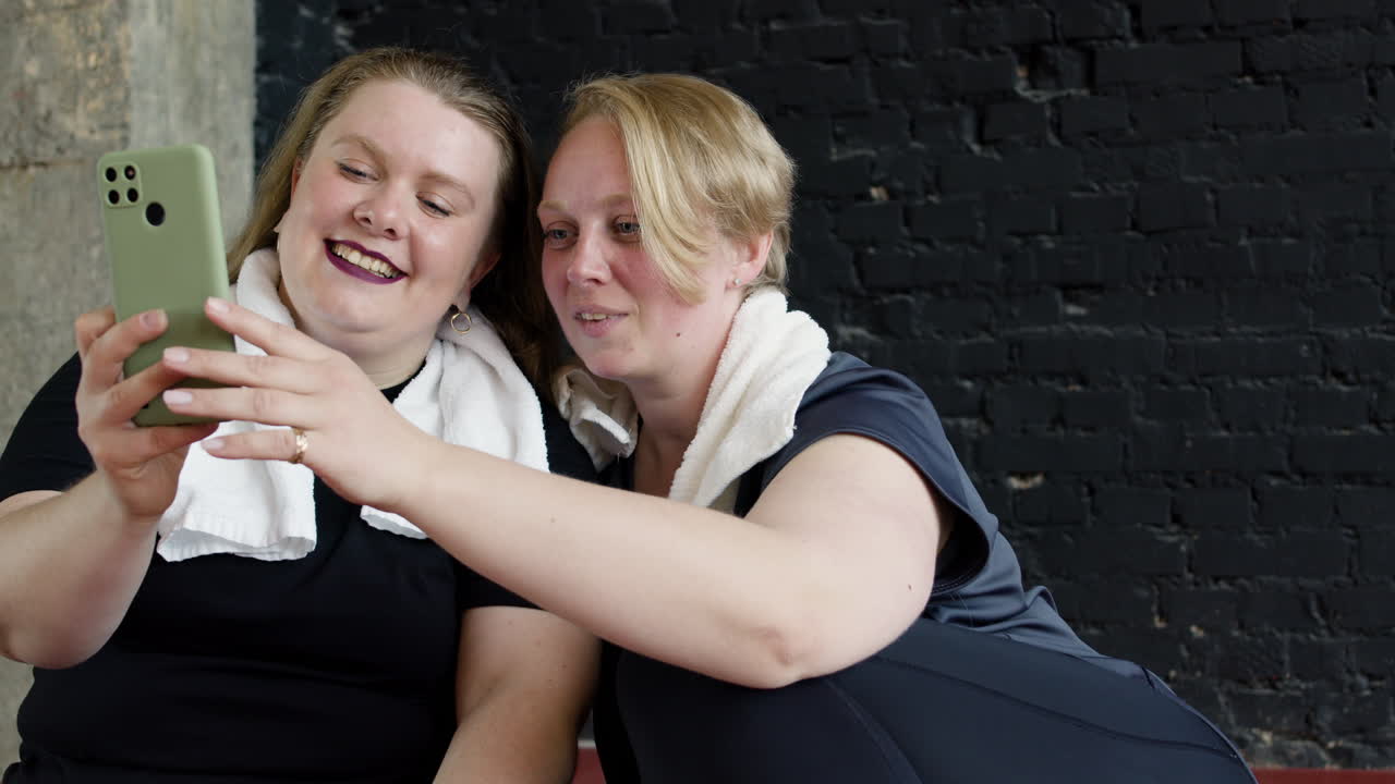 실내에서 셀카를 찍는 여성들