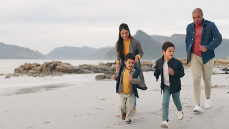 Familia,-Corriendo-En-La-Playa-Con-Los-Padres