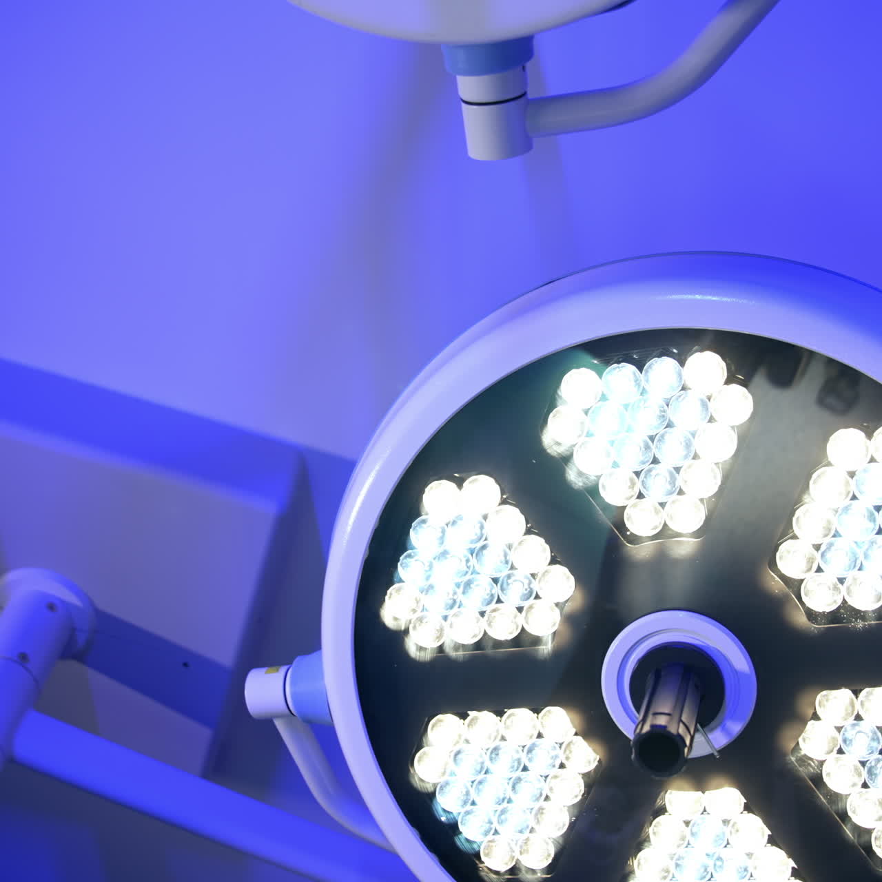 Lámparas redondas modernas en el techo de un quirófano. Equipo de iluminación encendido y listo para la operación. Vista en ángulo bajo.