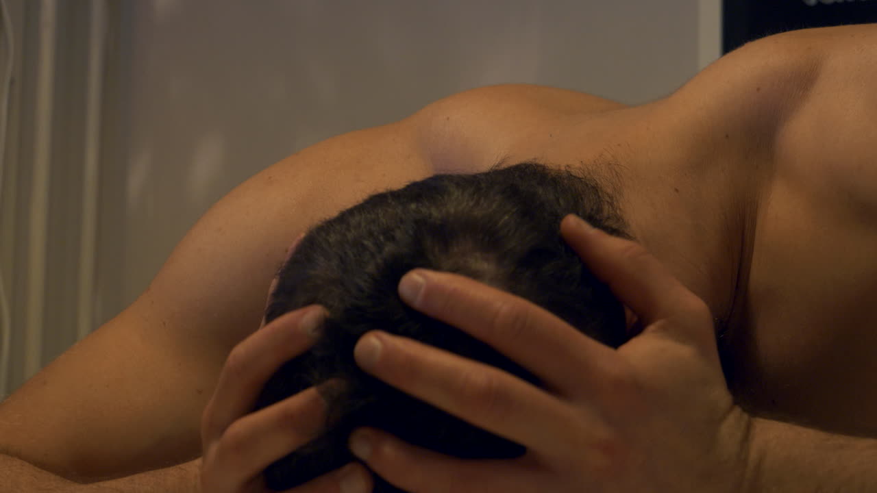 hombre deprimido pasa los dedos por el cabello oscuro, un rayo en el fondo