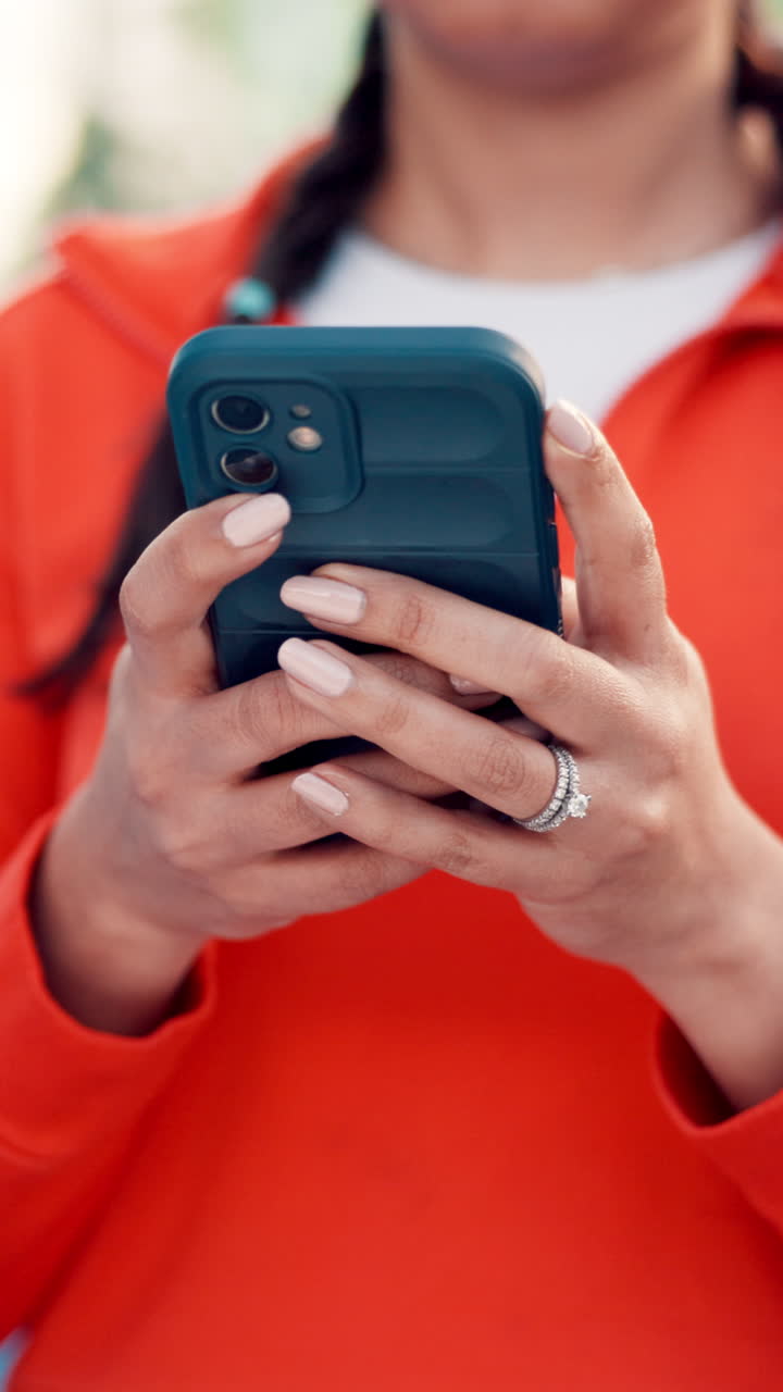 Primo piano delle mani di una persona che usa uno smartphone