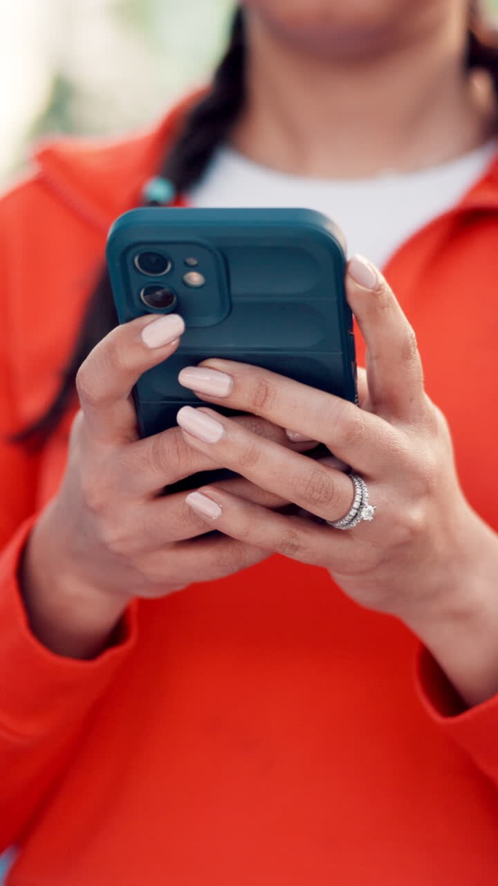 Primo piano delle mani di una persona che usa uno smartphone