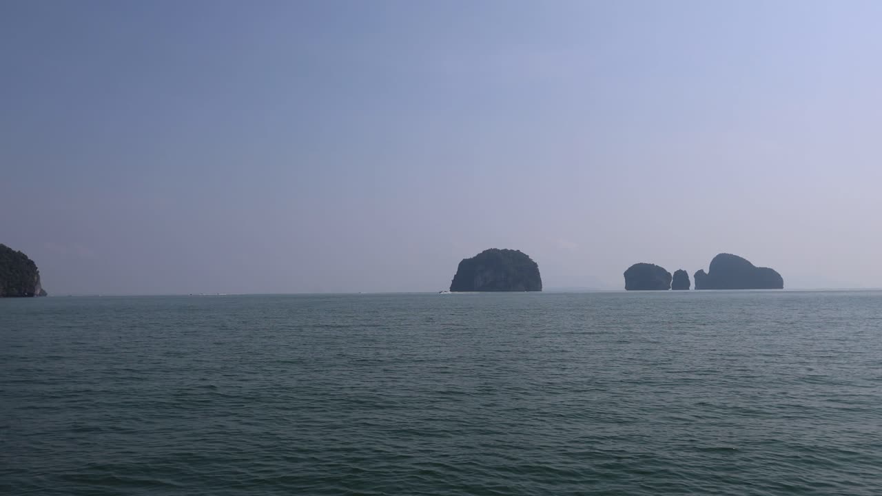 시간이 지남에 따라 멀리 떨어진 섬들과 함께 평온한 바다