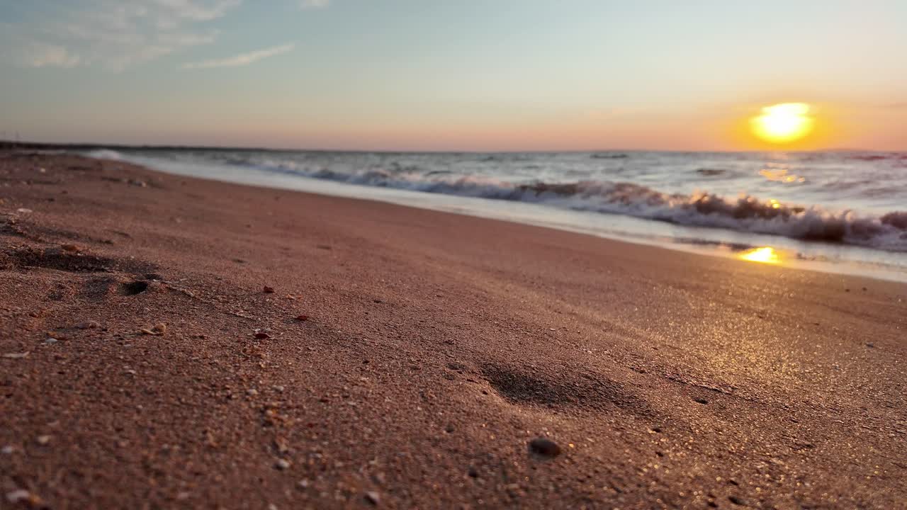 숨막히는 일몰은 아조프 해의 부드러운 파도 위에 따뜻한 색조를 던지고 크리미아의 조용한 해안선을 강조합니다.