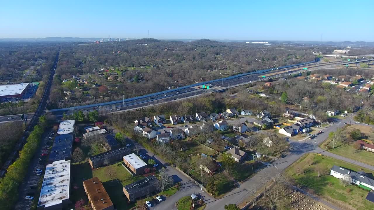 4k 에어리얼 내쉬빌 테네시 고속도로 플리트워드 건물 도로 차량