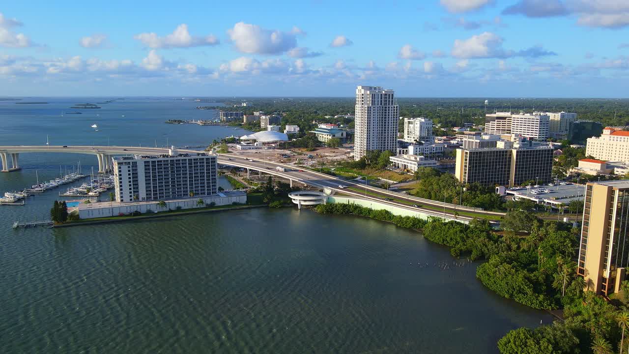 Clearwater, Florida, USA che mostra lo skyline del centro e il Memorial Causeway in una ripresa aerea di presentazione.