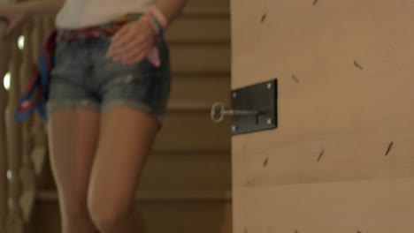 piernas femeninas delgadas caminando por la escalera en pantalones cortos de vaqueros