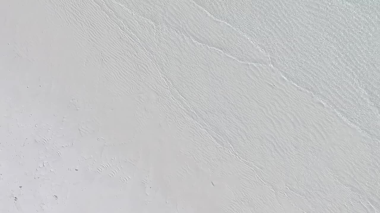 una vista aérea de una playa prístina