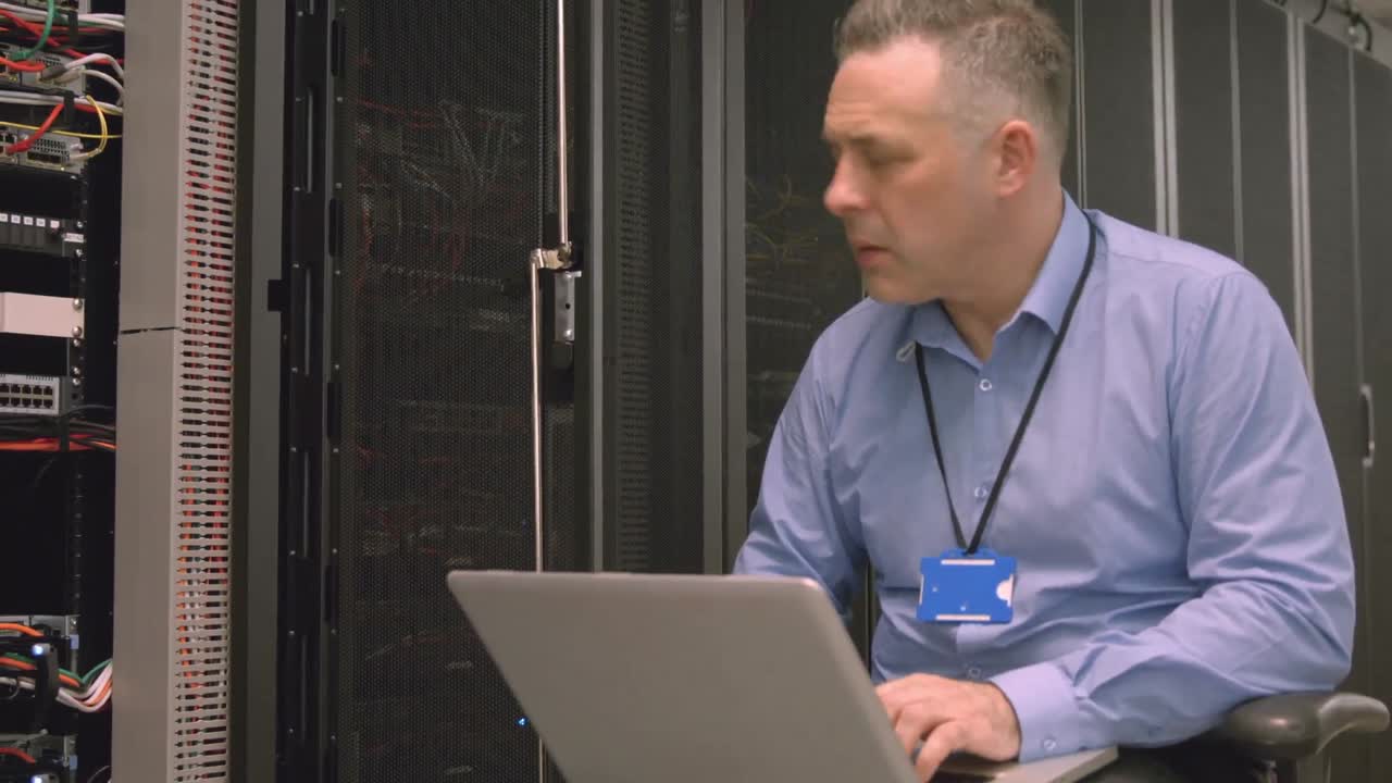 técnico que usa una computadora portátil para analizar el servidor