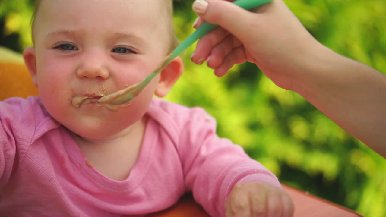 아기가 음식을 먹는 것
