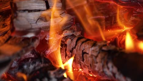 Feuerflammen-Auf-Schwarzem-Hintergrund-In-Zeitlupe