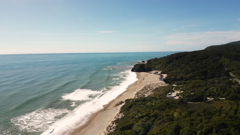 playa desierta cerca de ship creek, nueva zelanda