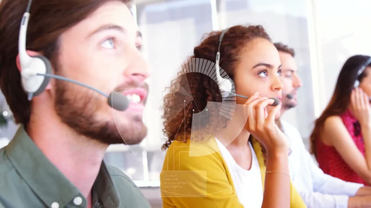 animación de la interfaz digital sobre personas de negocios que usan auriculares de teléfono