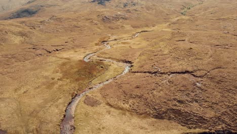 toma de drones del espectacular paisaje natural escénico y temperamental de escocia