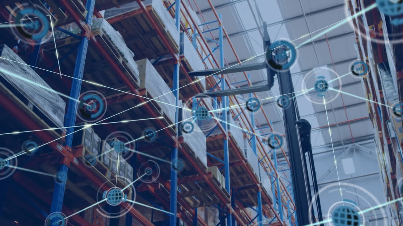 animación de la red de iconos digitales contra la carretilla elevadora que opera en el almacén