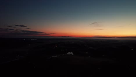 Paisaje-Panorámico-De-La-Puesta-De-Sol-De-Drones-Aéreos,-Paisaje-Japonés-De-Wakayama-Con-Gradiente-De-Magenta-Dorado-A-Azul-Oscuro