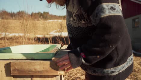 primer plano de un hombre construyendo una bañera de baño caliente al aire libre