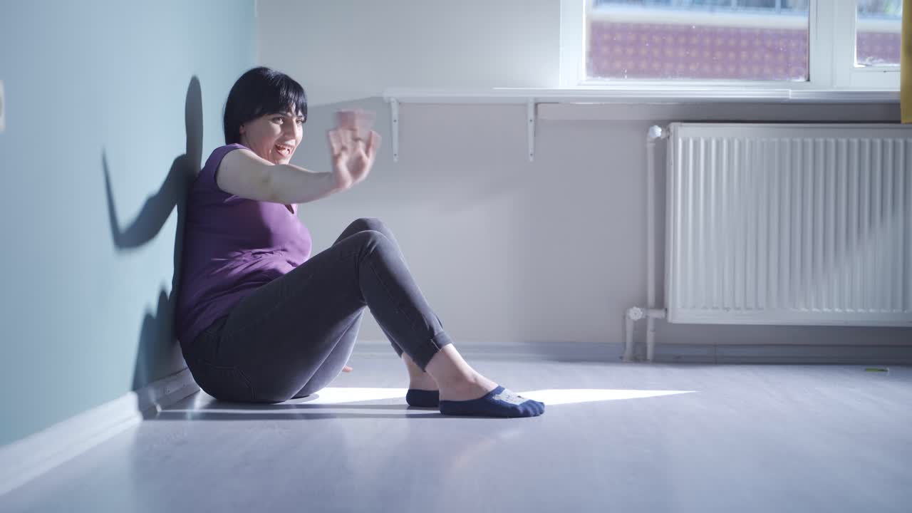 la mujer mentalmente enferma que piensa que alguien viene.