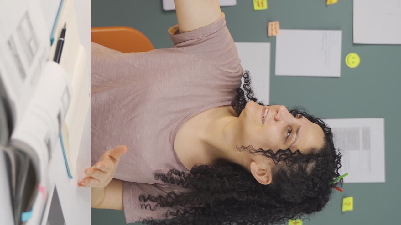 video vertical de una estudiante deprimida que experimenta presión familiar.