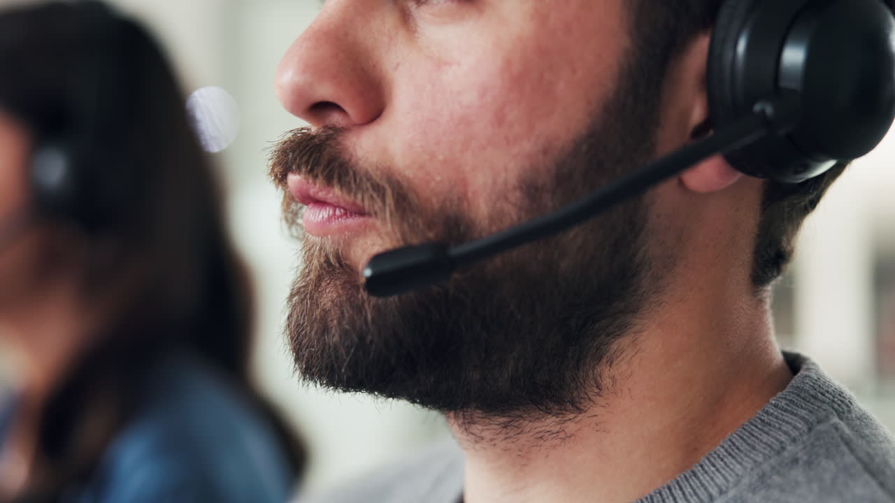 Mann med headset i kundesenter