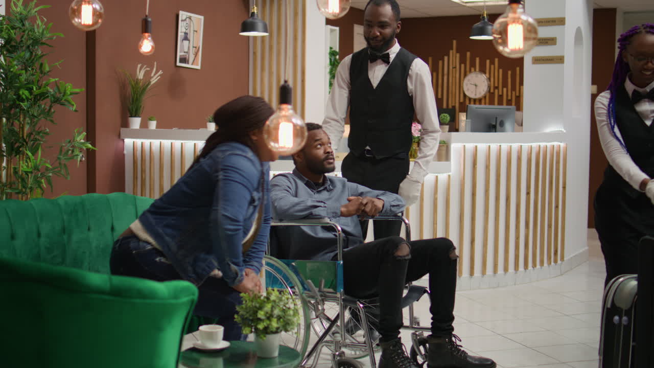 joven que viaja en silla de ruedas