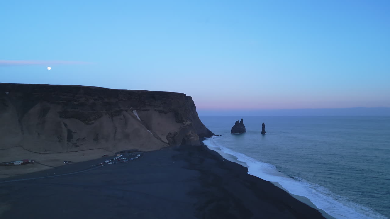 toma de drone de una playa de arena negra.