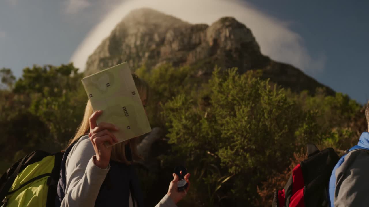 산책 하는 활동적 인 노인 부부