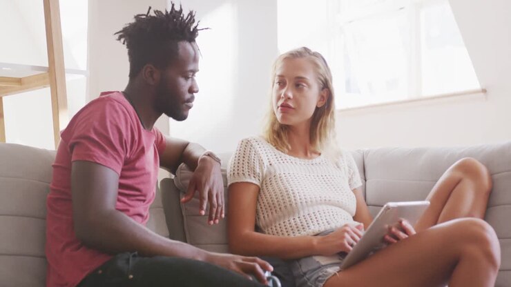 Coppia che discute mentre usa il tablet digitale