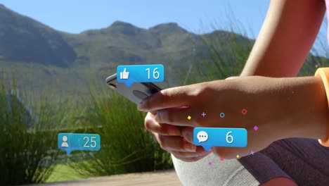animación de iconos de redes sociales que caen sobre una persona que usa un teléfono inteligente