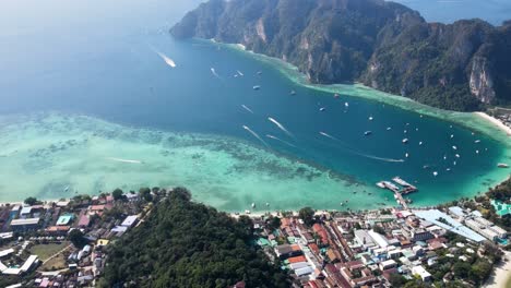 泰國克拉比島 (koh phi phi) 的ton sai海灘上空景,船只來去去