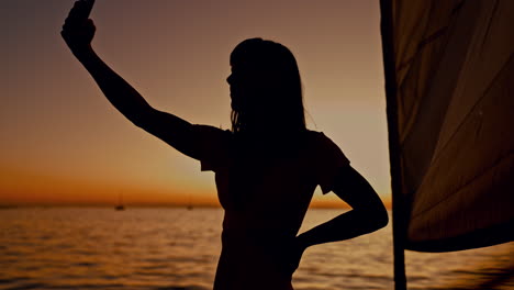 mujer, selfie y océano en yate