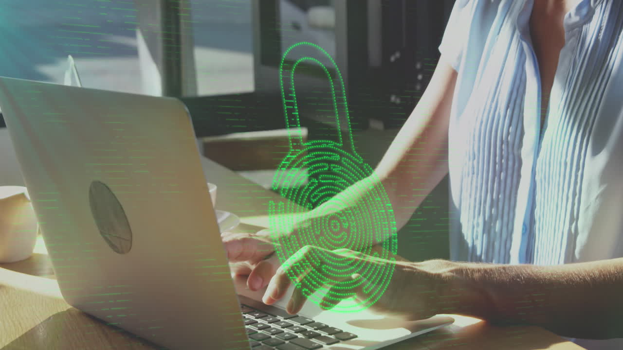 animación de la huella dactilar en un candado sobre una mujer caucásica sonriente usando una computadora portátil en los cafés