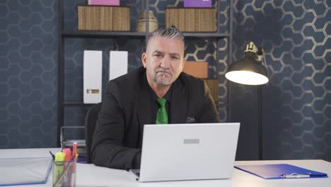 hombre de negocios mirando a la cámara con asombro y desconcierto.