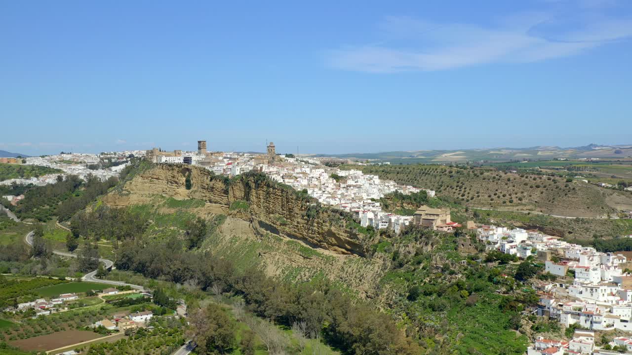 Campi coltivati vicino a una scogliera e a una città