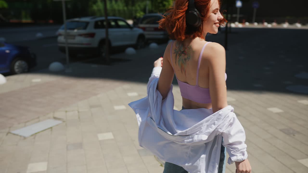 joven disfrutando de la música al aire libre