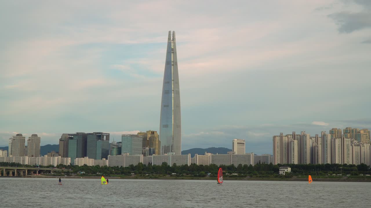 롯데월드타워를 배경으로 서울 한강에서 윈드서핑