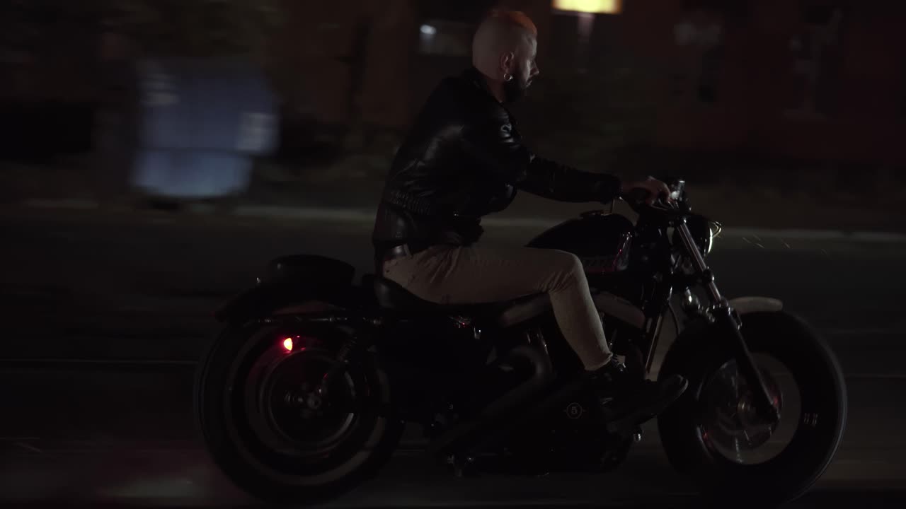 가죽 재 ⁇ 을 입은 자전거 타는 자전거 타는 자전거 타는 자전거 타는 자전거 타는 자전거 타기