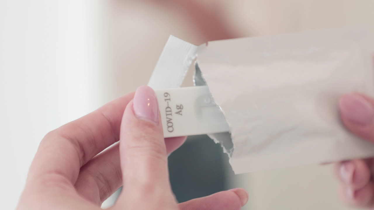 persona sacó el kit de casete de prueba rápida de antígeno covid-19 de la bolsa